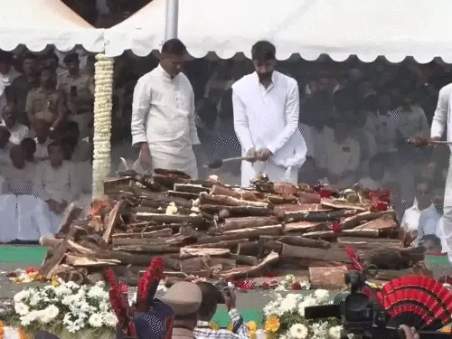 अजित पवार का अंतिम संस्कार, पत्नी ने गंगाजल चढ़ाया: बेटों ने मुखाग्नि दी, गन सैल्यूट दिया गया; शाह और शरद पवार मौजूद रहे